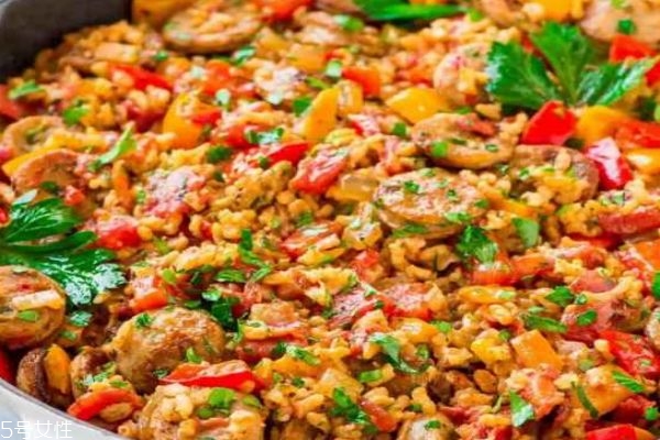 香肠香菇煲仔饭的做法窍门,香菇煲仔饭的做法 香肠香菇煲仔饭的做法窍门,香菇煲仔饭的做法