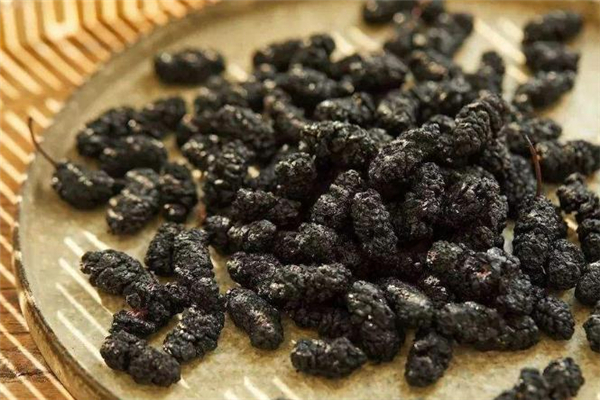 桑葚干泡水有什么作用,桑葚干的最佳吃法