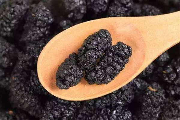 桑葚干泡水用开水泡吗,桑葚干可以用开水水泡吗?