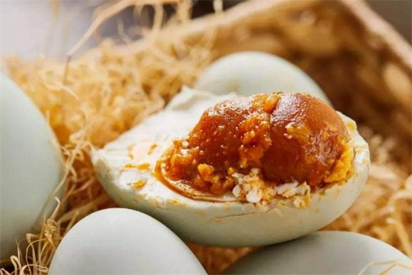 咸鸭蛋用冷水煮还是用热水煮,咸鸭蛋煮好后要过冷水吗