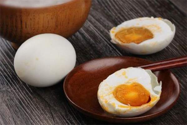 保鲜膜腌鸭蛋必须暴晒吗,保鲜膜腌制咸鸭蛋的最佳方法