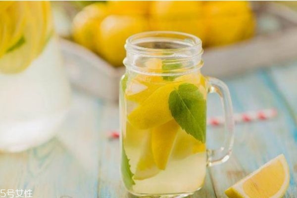 喝柠檬水可以美白吗,柠檬水喝多久可以美白