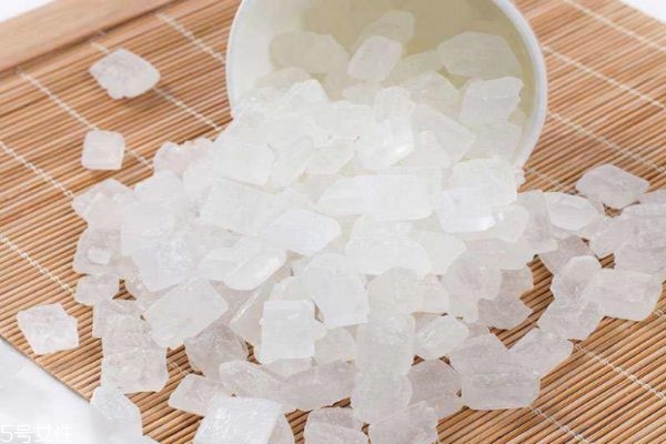 冰糖白的好还是黄的好,冰糖颜色黄的好,还是白色的好 冰糖白的好还是黄的好,冰糖颜色黄的好,还是白色的好