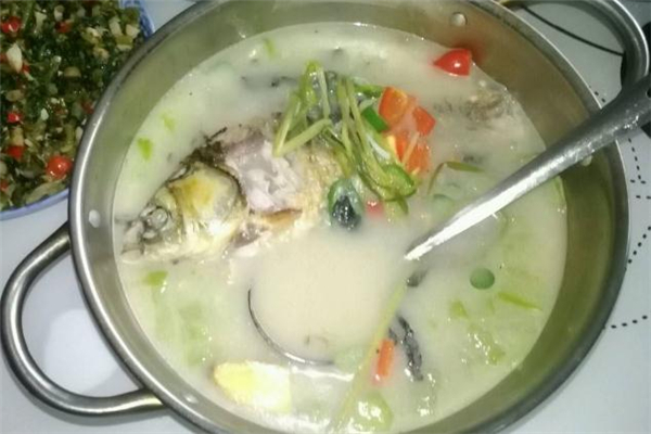 鲫鱼汤为什么会变白,每天一碗鲫鱼汤,皮肤会变好吗