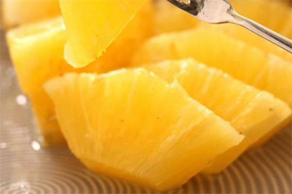 凤梨是青的好还是黄的好,凤梨怎么挑选是青的好还是黄的好