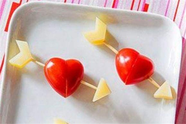 圣女果怎么切成爱心形状,怎么把圣女果切成爱心