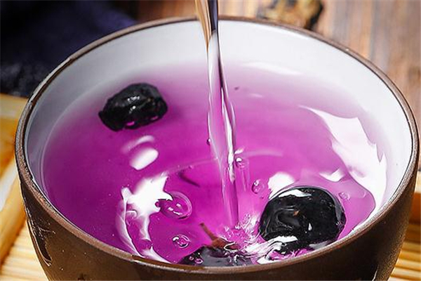 吃枸杞舌头发黑了,正常不正常,黑枸杞喝完舌头变色吗