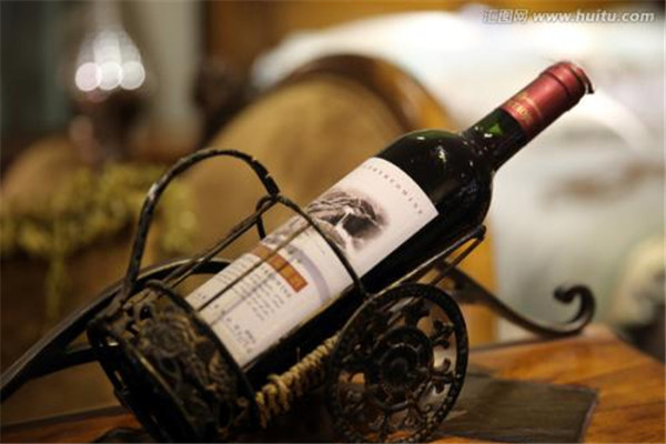 红酒不能和什么一起吃吗,红酒忌和什么同食 红酒不能和什么一起吃吗,红酒忌和什么同食