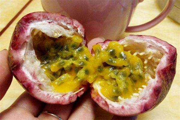 百香果的籽要嚼碎吃吗?,百香果要吃里面的籽要嚼碎吗