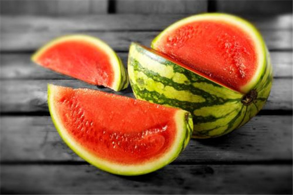 西瓜坏了一部分可以吃吗,西瓜烂了一点还能吃吗