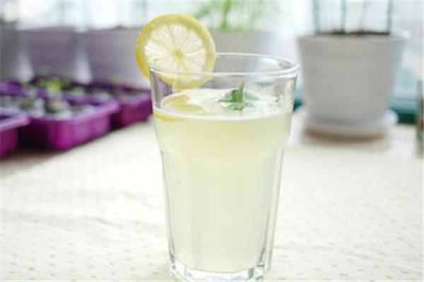 隔夜柠檬水可以喝吗水能喝吗,隔夜的柠檬水还能喝不