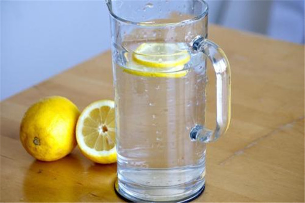柠檬水能吃药么,柠檬水可以喝药吗