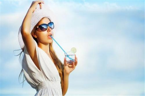 每天喝4升水会怎么样,一天喝水4升对身体有影响吗