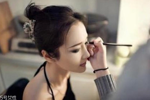 关于化妆的问题,化妆遇到的几种问题 关于化妆的问题,化妆遇到的几种问题