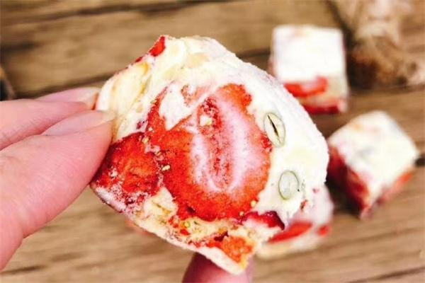 做雪花酥用冻干草莓还是草莓干,雪花酥一定要用冻干草莓吗