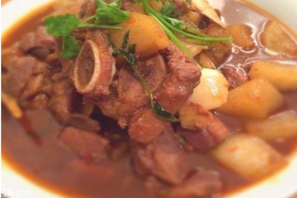 红烧带皮羊肉的做法,红烧羊肉制作