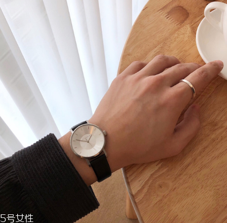 手表的分针为什么有的时候不动,手表时针和分针不走是什么原因 手表的分针为什么有的时候不动,手表时针和分针不走是什么原因