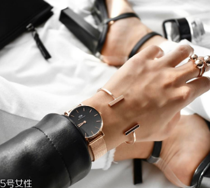 女士手表皮带和钢带哪个好看,手表皮带和钢带哪个好看