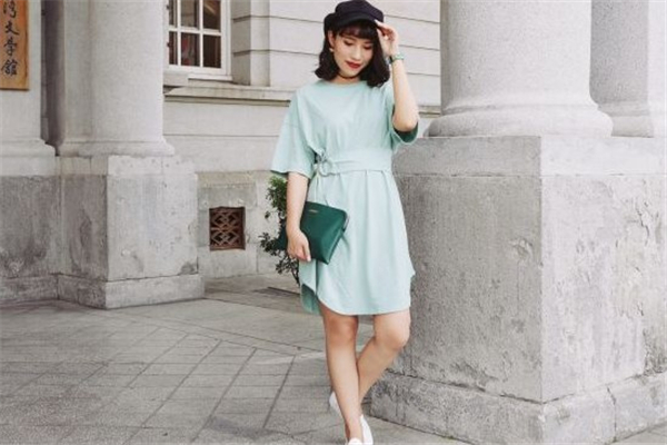 小白鞋搭配连衣裙图片,小白鞋搭配连衣裙体现什么效果 小白鞋搭配连衣裙图片,小白鞋搭配连衣裙体现什么效果