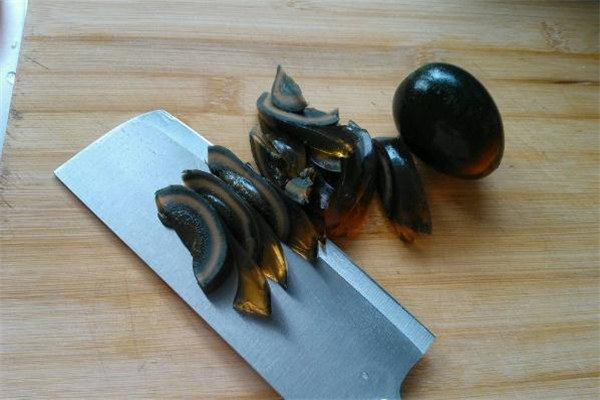 皮蛋怎么切不粘刀怎么办,皮蛋怎么切不粘刀