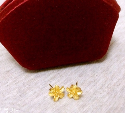 戴一只耳钉有什么讲究,耳钉可以带一只吗