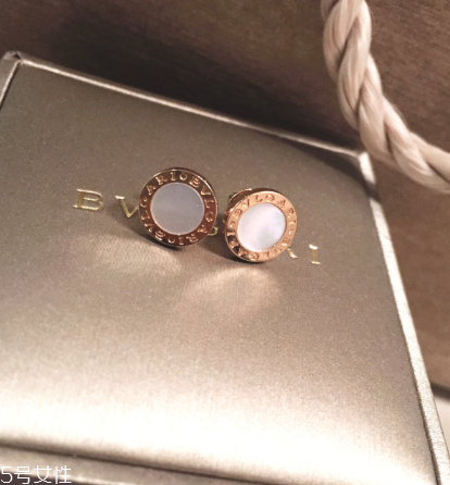 金耳钉一克多少钱,一个耳钉多少克