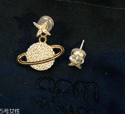 耳朵戴耳钉有异味,耳坠有异味是什么问题