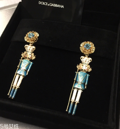 耳夹戴着舒服吗,耳骨夹戴哪只耳朵好看