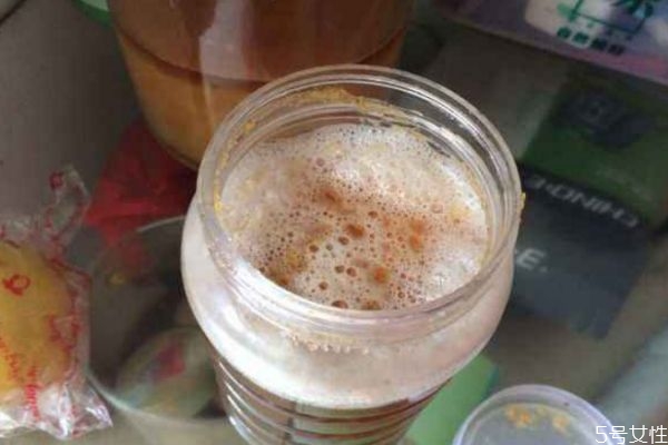 蜂蜜起泡沫了怎么处理?,蜂蜜上面起泡沫是什么原因 蜂蜜起泡沫了怎么处理?,蜂蜜上面起泡沫是什么原因