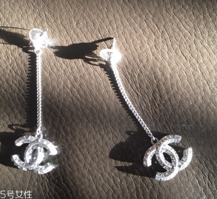 耳环为什么戴不进去,耳环怎么都带不进去