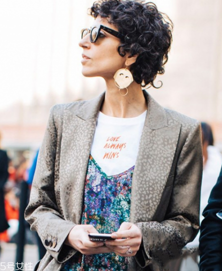 为什么耳机的耳塞容易掉,耳朵塞耳机容易掉