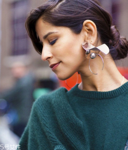 耳环一直不摘会怎么样,长期带耳环不取下来会怎么样 耳环一直不摘会怎么样,长期带耳环不取下来会怎么样
