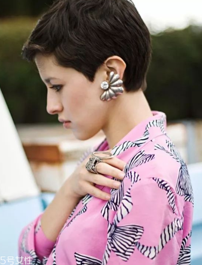 耳环适合人群,什么样的人适合戴耳环