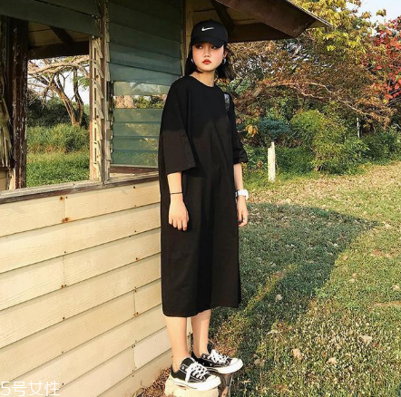 纯色t恤裙如何搭配,纯色t恤女