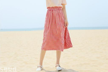 格纹半身长裙,格纹半身长裙搭配什么上衣