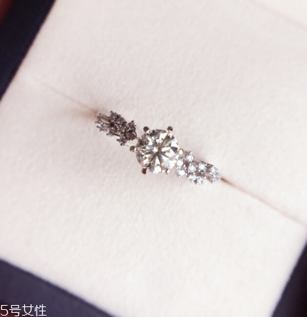 戒指补一颗小钻多少钱,戒指上的小碎钻多少钱