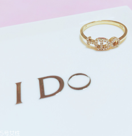 戒指挂在脖子上有什么问题吗,脖子上戴戒指是什么意思 戒指挂在脖子上有什么问题吗,脖子上戴戒指是什么意思