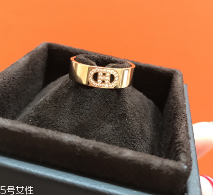 戒指戴在无名指的含义是什么,戒指戴在无名指是指什么