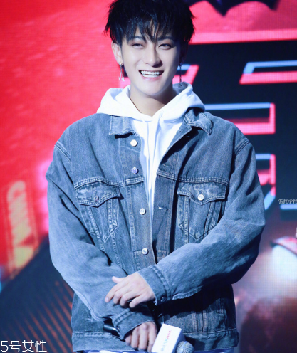 香奈儿星星耳钉,香奈儿星月耳环