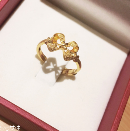 戒指戴在大拇指的意义,大拇指戴戒指代表着什么 戒指戴在大拇指的意义,大拇指戴戒指代表着什么