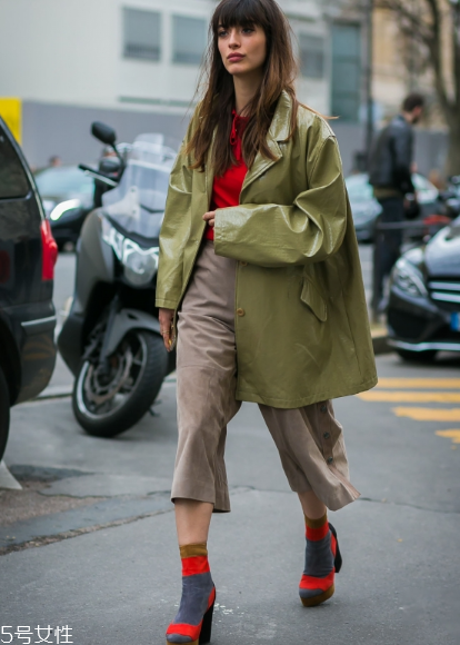 红色t恤搭配什么外套,红色t恤下面配什么最好看