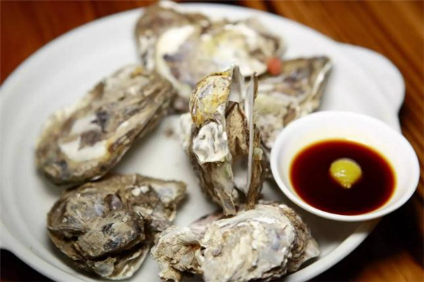 生蚝蒸了不开口能吃吗,蒸完生蚝不张口能吃吗