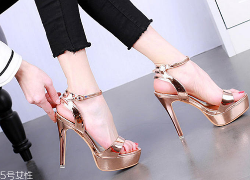 金属色凉鞋要配什么衣服,不锈钢凉鞋