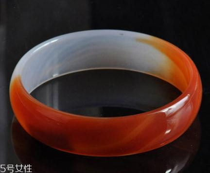 如何挑选玛瑙手镯,鉴别玛瑙手镯最简单方法