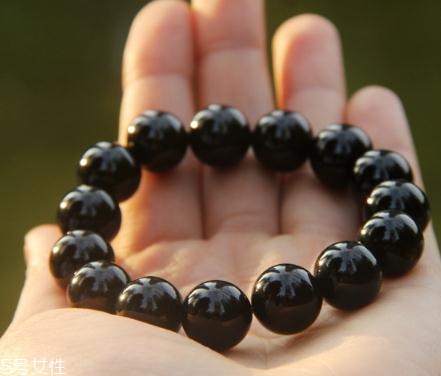 黑玛瑙手串的佩戴禁忌,黑玛瑙手串戴在哪只手好 黑玛瑙手串的佩戴禁忌,黑玛瑙手串戴在哪只手好