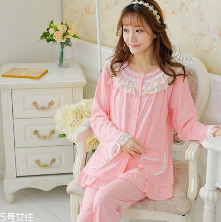 睡衣里边需要穿内衣吗,睡觉的时候要穿内衣吗?