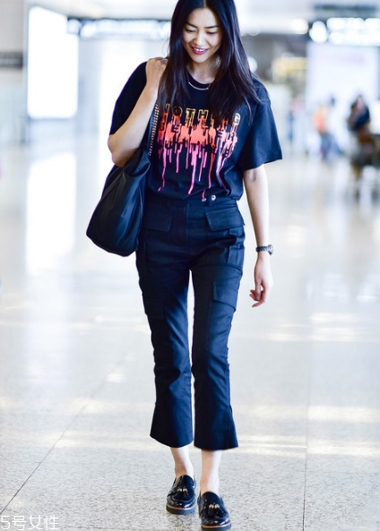 女生黑色t恤搭配图片,黑色体恤衫搭配图片