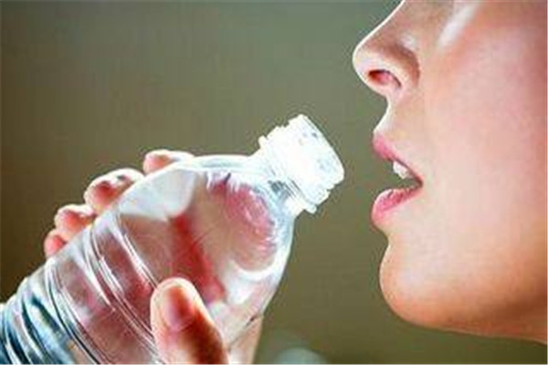 每天喝水的最佳时间是什么时间呢,一天当中喝水的最佳时间