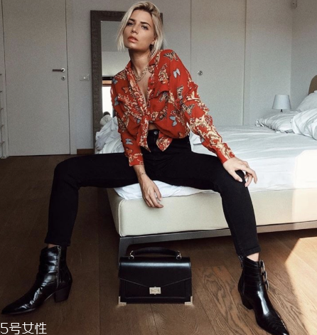 V领衣服配什么款式的项链,v领配什么项链