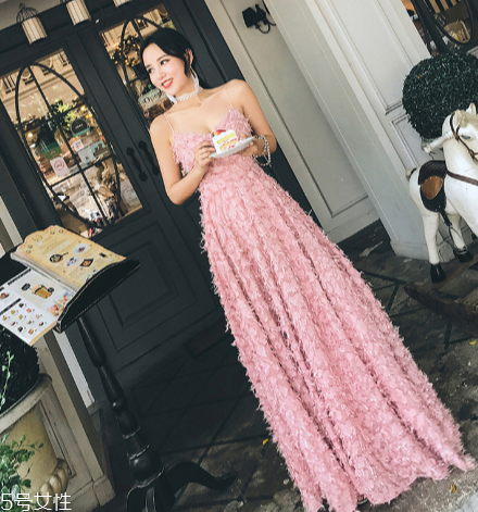 梨形身材穿紧身裤搭配的要点是上宽下窄,梨形身材裤子首选